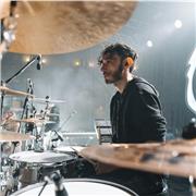 Ciao! Sono Riccardo, batterista dei COMA_COSE e sono disponibile per lezioni di batteria